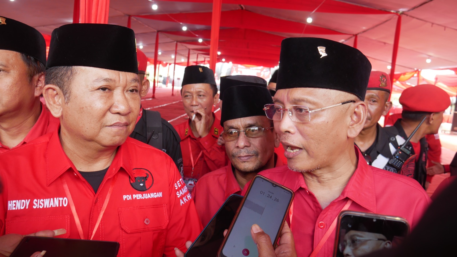 SIAP BERJUANG: Bacabup Jember Hendy bersama Ketua PDIP Jember Arif Wibowo di acara deklarasi pencalonan pasangan Hendy-Firjaun.(MEGA SILVIA/RADAR JEMBER)