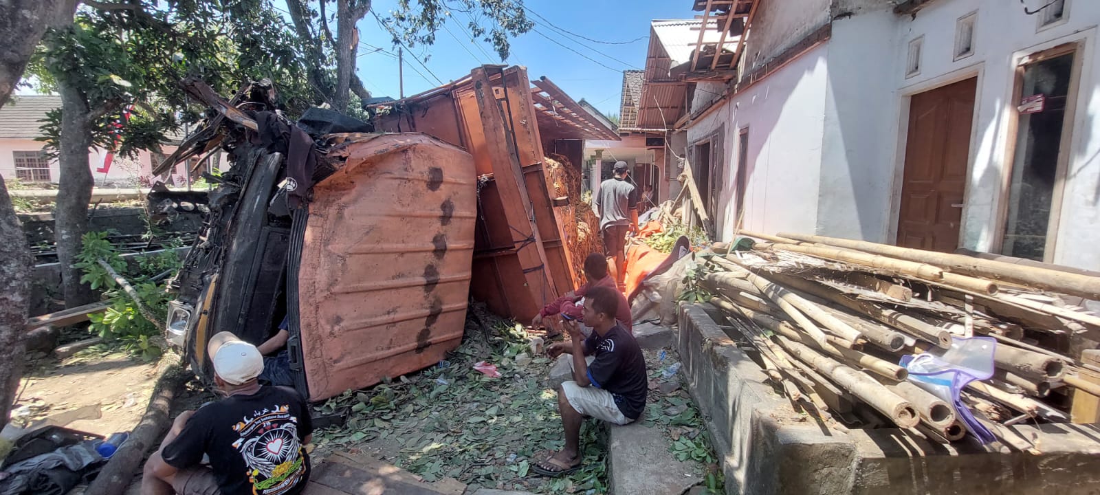 HANCUR: Teras rumah Rasid dan rumah Umi Kulsum hancur setelah tertabrak Fuso yang disopiri Sugeng, warga Jombang pada Kamis (29/08/2024) pukul 03.00 wib. (JUMAI/RJ)