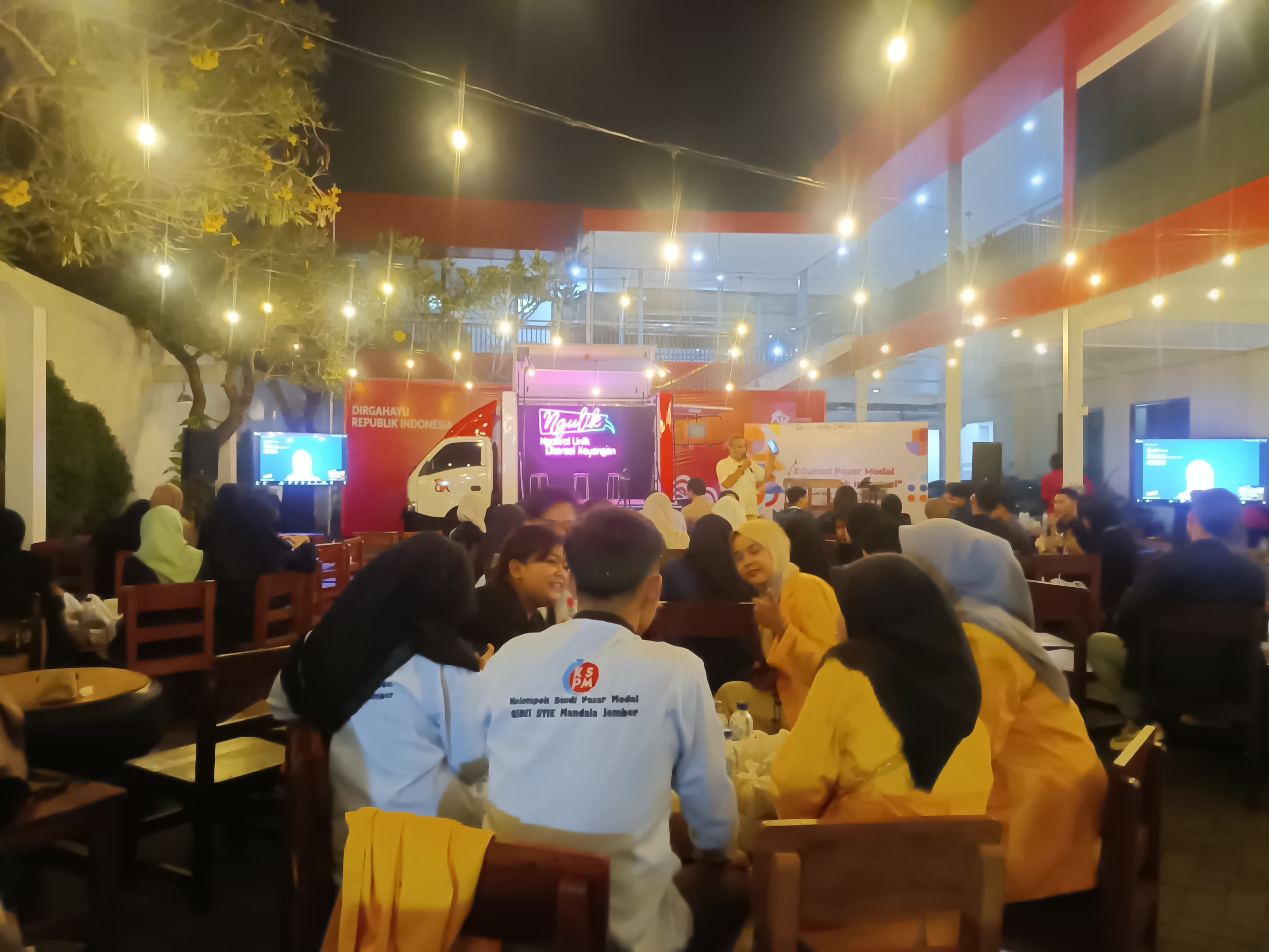 MENYIMAK: Sejumlah mahasiswa ketika menyimak pemaparan di kantor OJK Jember.
