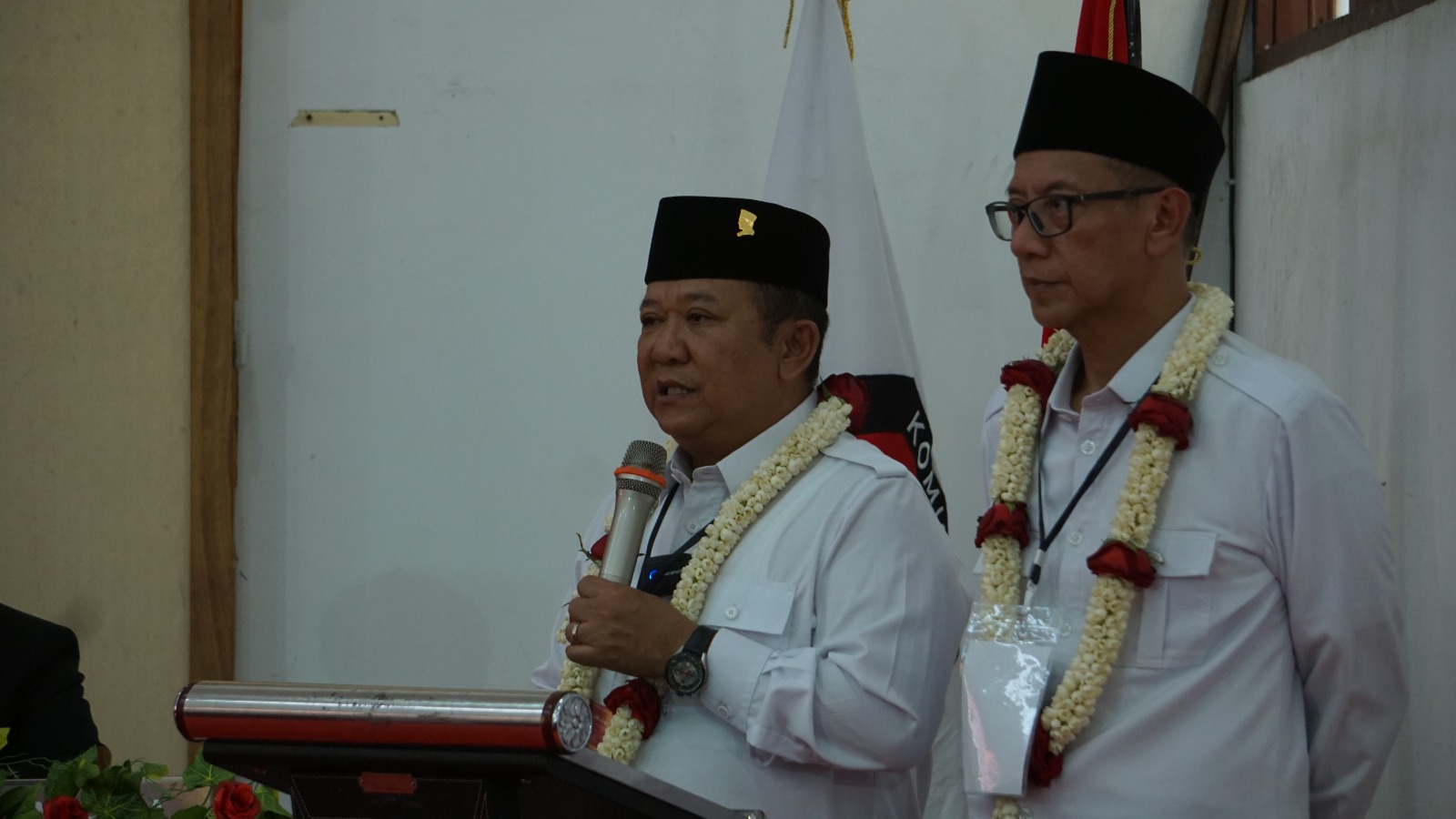 MENUJU DUA PERIODE: Pasangan Hendy dan Gus Firjaun mendaftar cabup-cawabup Jember di Kantor KPU Jember, Kamis (29/8).(YULIO FA/RADAR JEMBER)