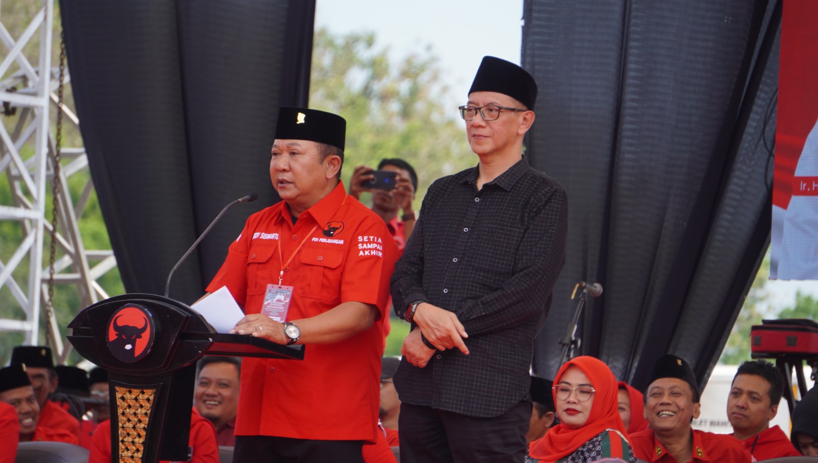 SEMANGAT: Pasangan Hendy Siswanto dan KH Muhammad Balya Firjaun Barlaman menyapa massa dalam acara deklarasi pencalonan bupati dan wakil bupati, kemarin.(YULIO FA/RADAR JEMBER)