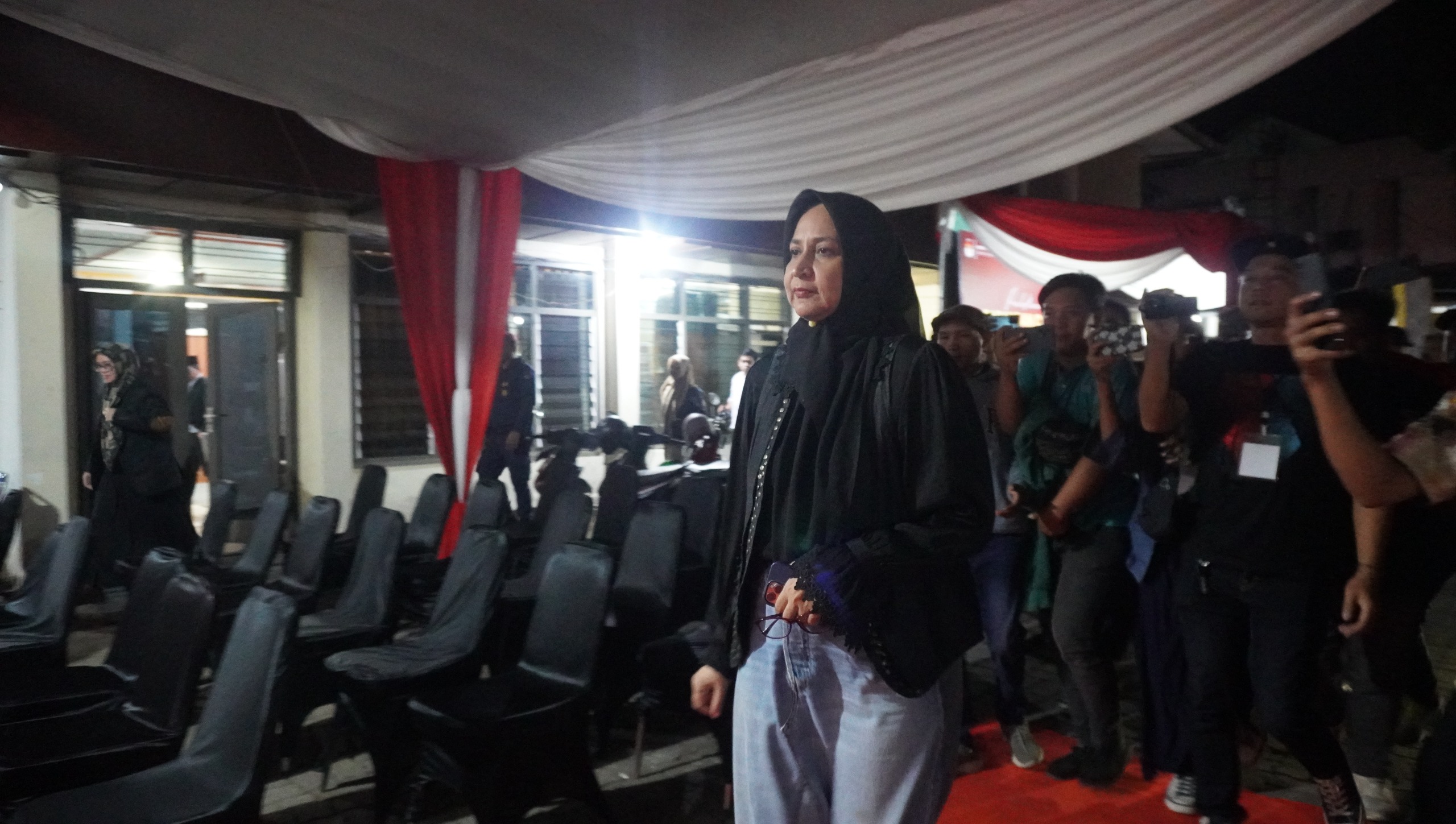 KE KPU: dr. Faida ketika mendatangi kantor KPU Jember, kemarin malam. (Yulio/RJ)