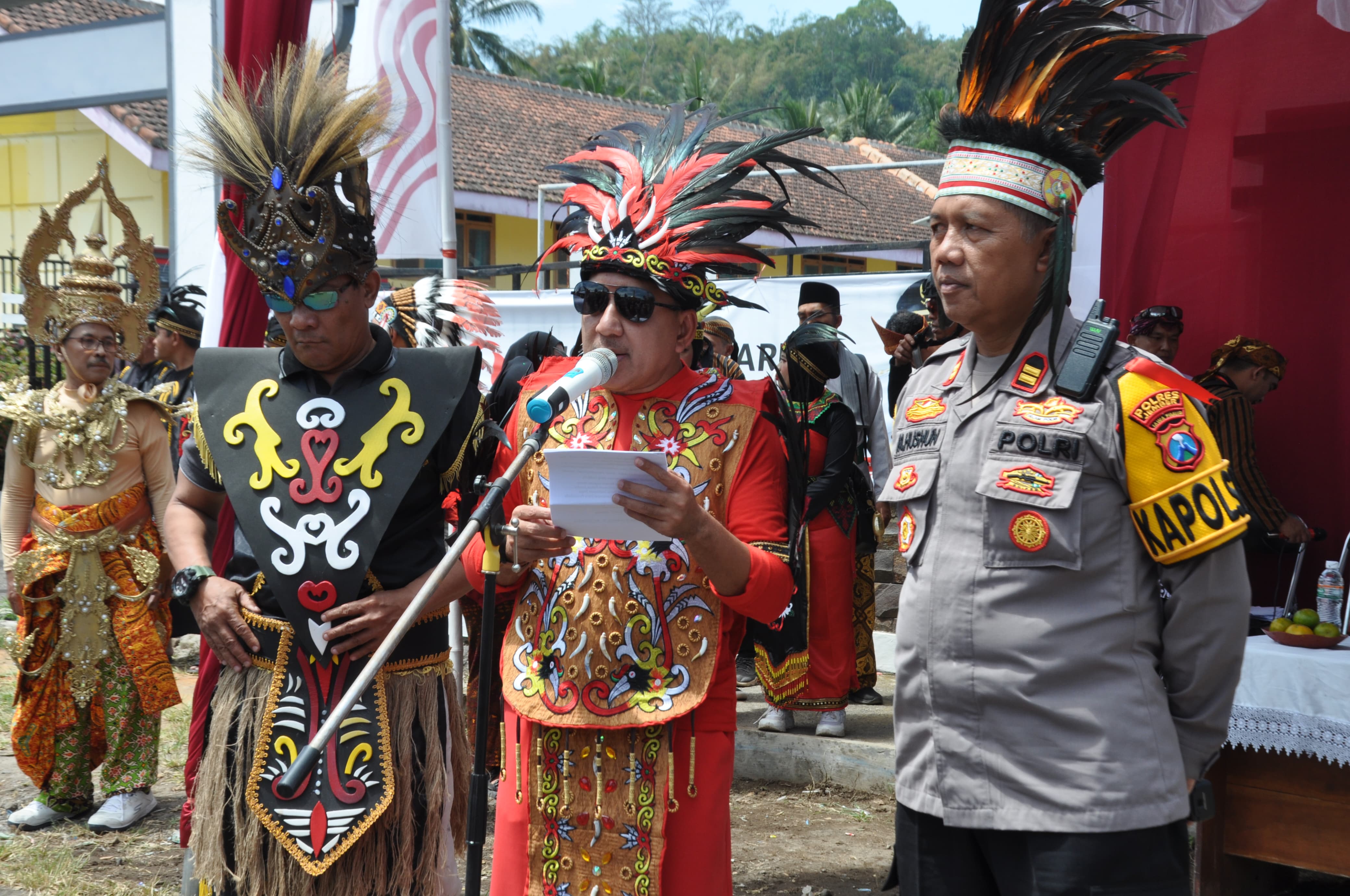 Camat Sumberjambe membuka rangkaian kegiatan karnaval yang berlangsung pada Rabu, (28/8)