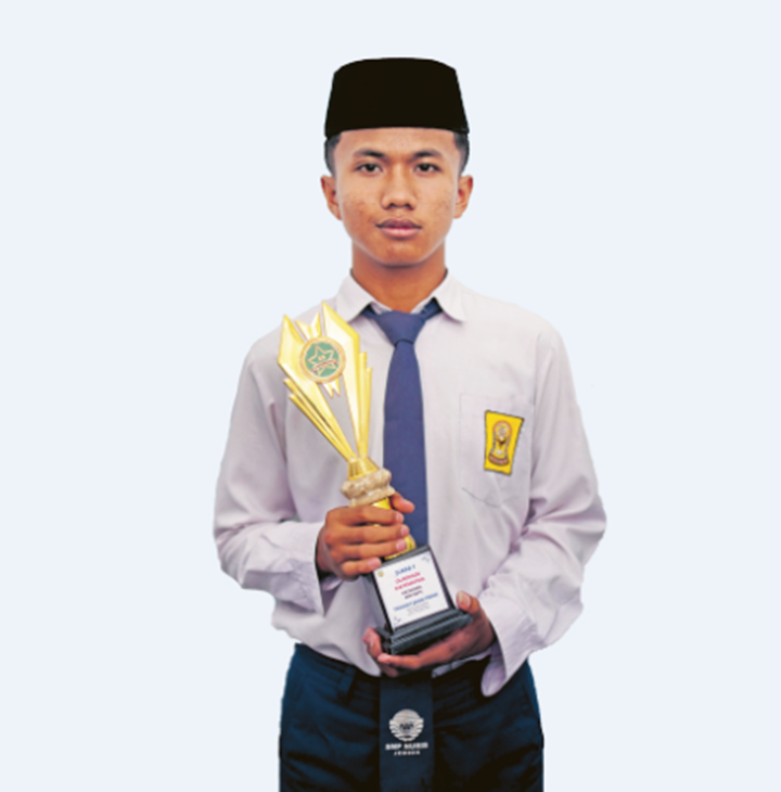CERDAS: Gibran Muslim Ananda Surya, santri SMP Nuris Jember, membawa piala seusai meraih juara satu olimpiade matematika pada Festival Anak Gemilang di Jember Town Square, pada 18 Agustus lalu.