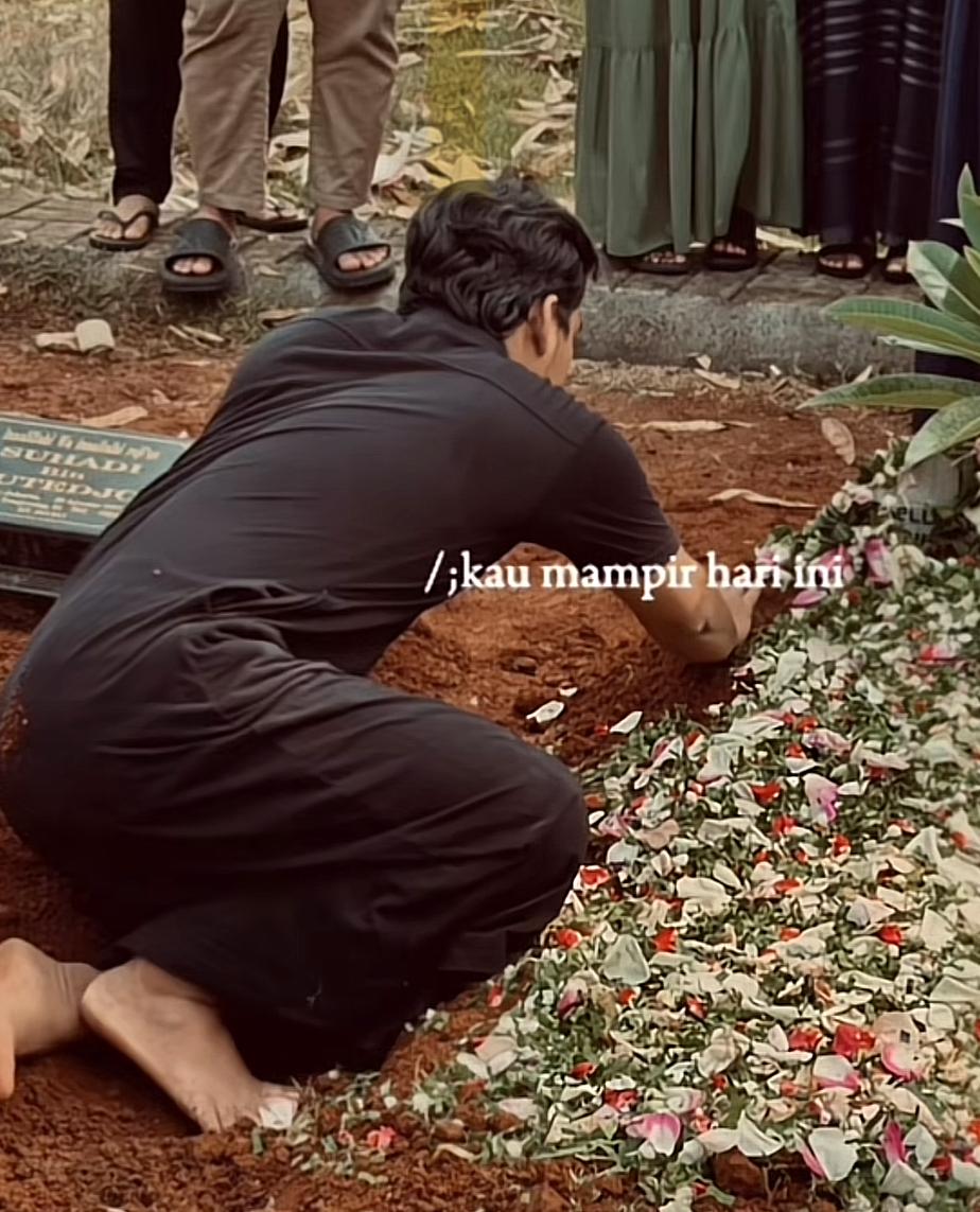Momen saat Alby Dwizky mengantarkan istrinya Shella Selpi Lizah ke tempat peristirahatan terakhir pasca berjuang melawan kanker ovarium selama tiga tahun.