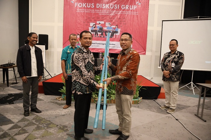 PLN Jember menyerahkan Egrang kepada Dispendik sebagai simbol mendukung pelestarian budaya lokal