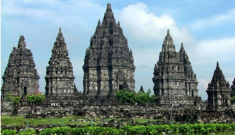 Candi Prambanan di DIY terlihat megah, dan selalu ramai didatangi pengunjung.