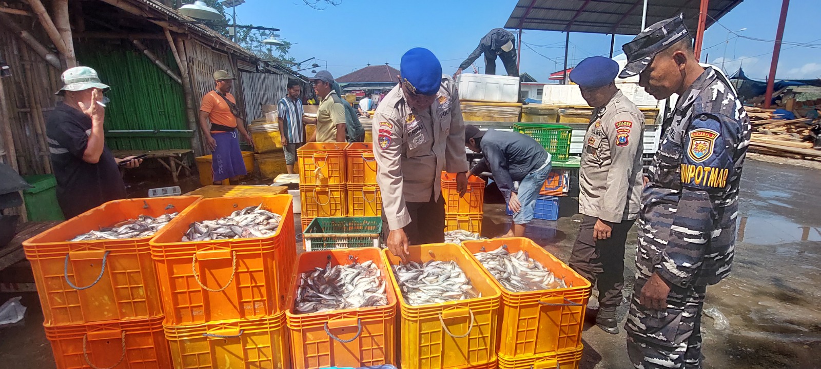 ANTISIPASI: Anggota Satpolair Polres Jember bersama dengan TNI AL terus melakukan patroli terhadap pedagang ikan di TPI Puger. (JUMAI/RJ)