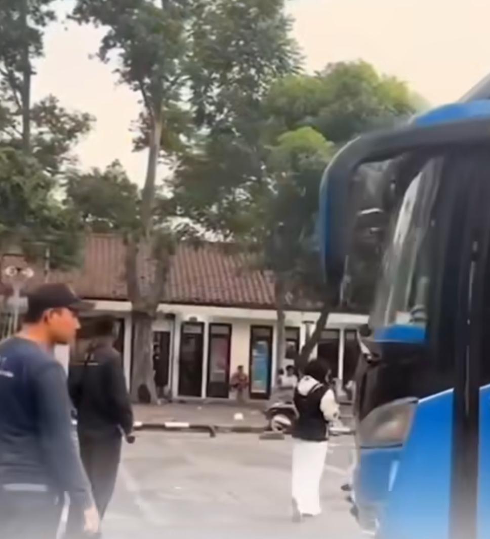 Hasil tangkap layar ketika seorang perempuan ketahuan buang aie besar di dalam bus.