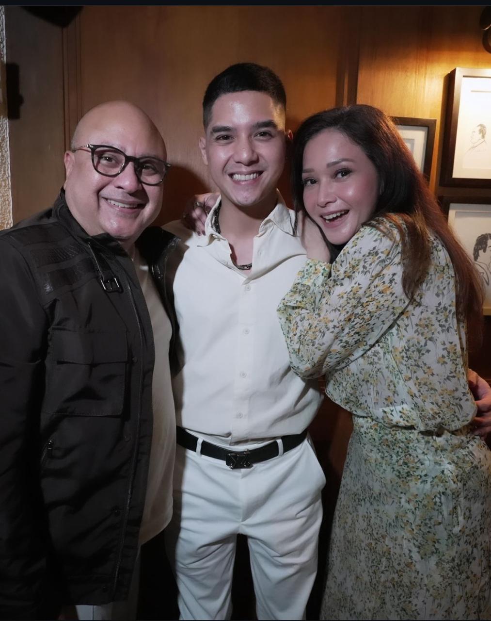 Momen saat Maia Estianti bersama Al Ghazali dan Ayah sambungnya foto bersama pasca merayakan ulang tahun putra sulungnya.