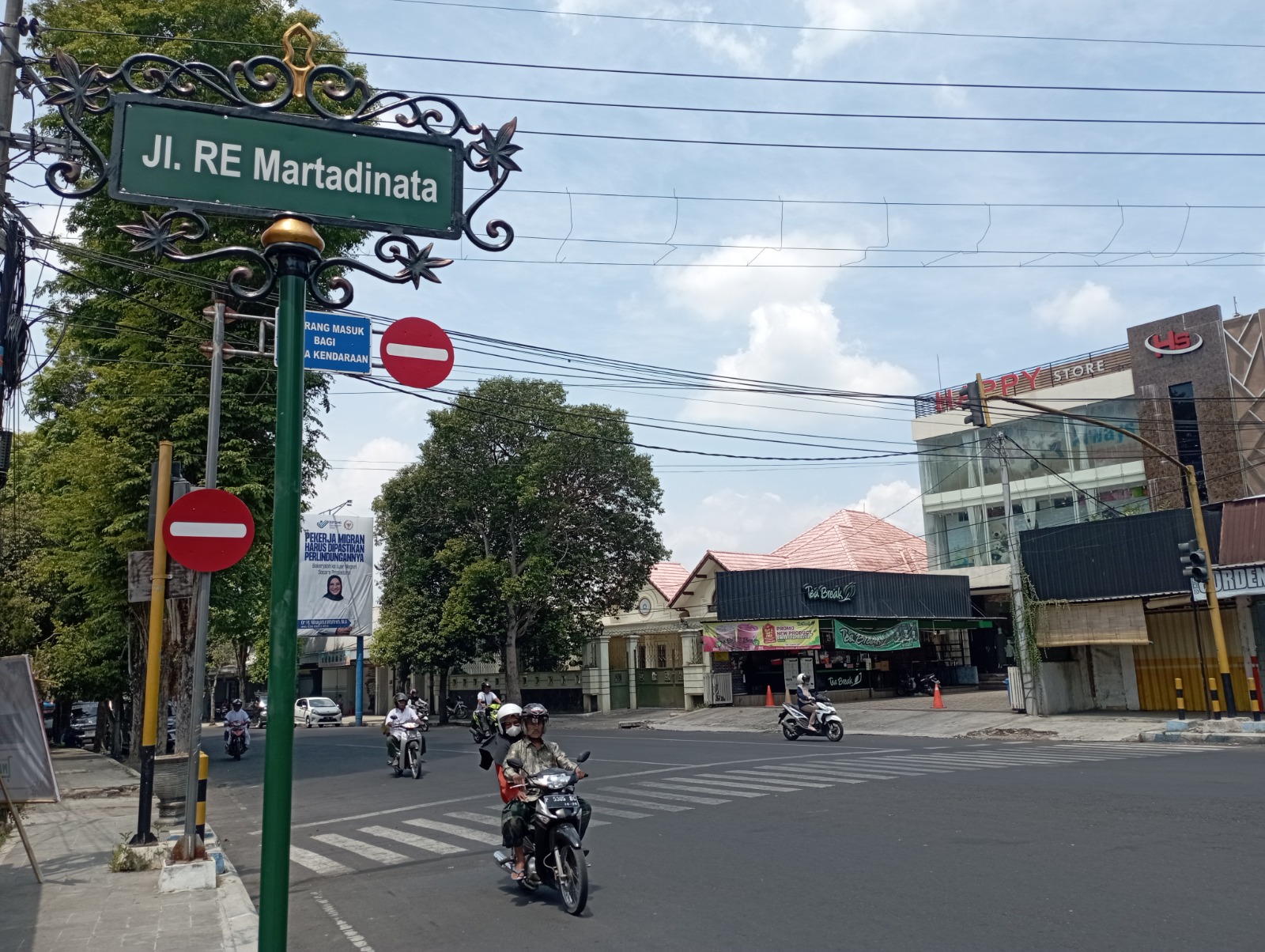 DAUN KETELA: Plang nama jalan yang baru di Jalan MT Martadinata. Terdapat 40 plang nama jalan yang baru dipasang di Bondowoso.(HILMI BASKORO/RADAR IJEN)