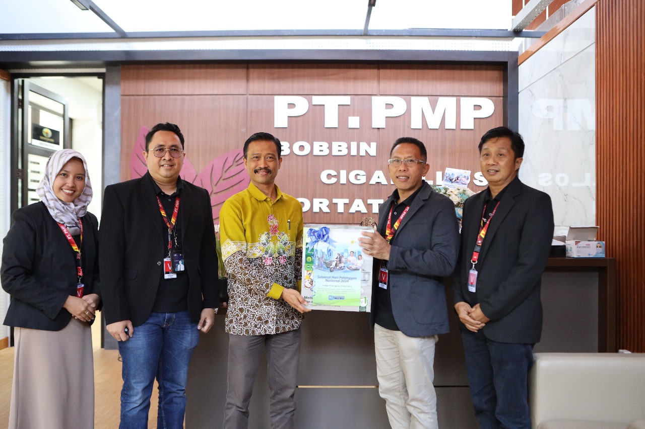 APRESIASI: Pada Hari Pelanggan Nasional, PLN UP 3 Jember memberikan hadiah kepada pelanggan setianya, salah satunya PT PMP.