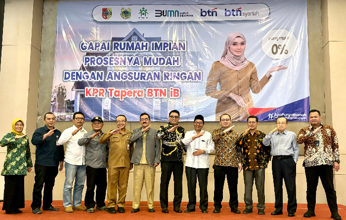 BERSAMA: BTN Syariah, BP Tapera, BKPSDM Jember, BKPSDM Bondowoso, beserta perwakilan Polije, UIN KHAS Jember, Unej, RSD dr Soebandi, dan mitra developer berfoto bersama seusai sosialisasi KPR Tapera.