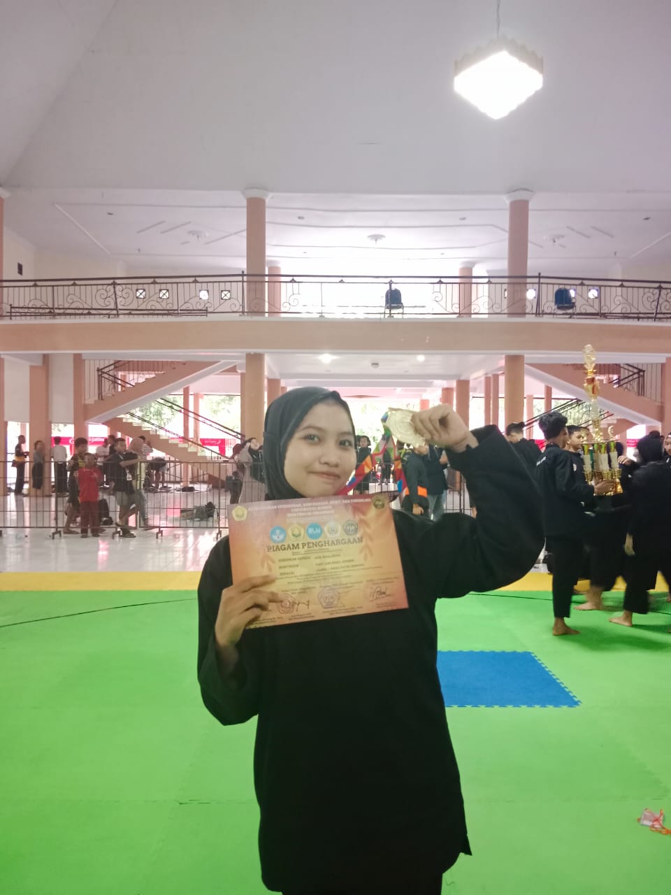 MENANGKAN KEJUARAAN: Nur Khalishah ketika memenangkan event UNEJ CUP di Universitas Jember (23/11/2023). (NUR KHALISHAH)