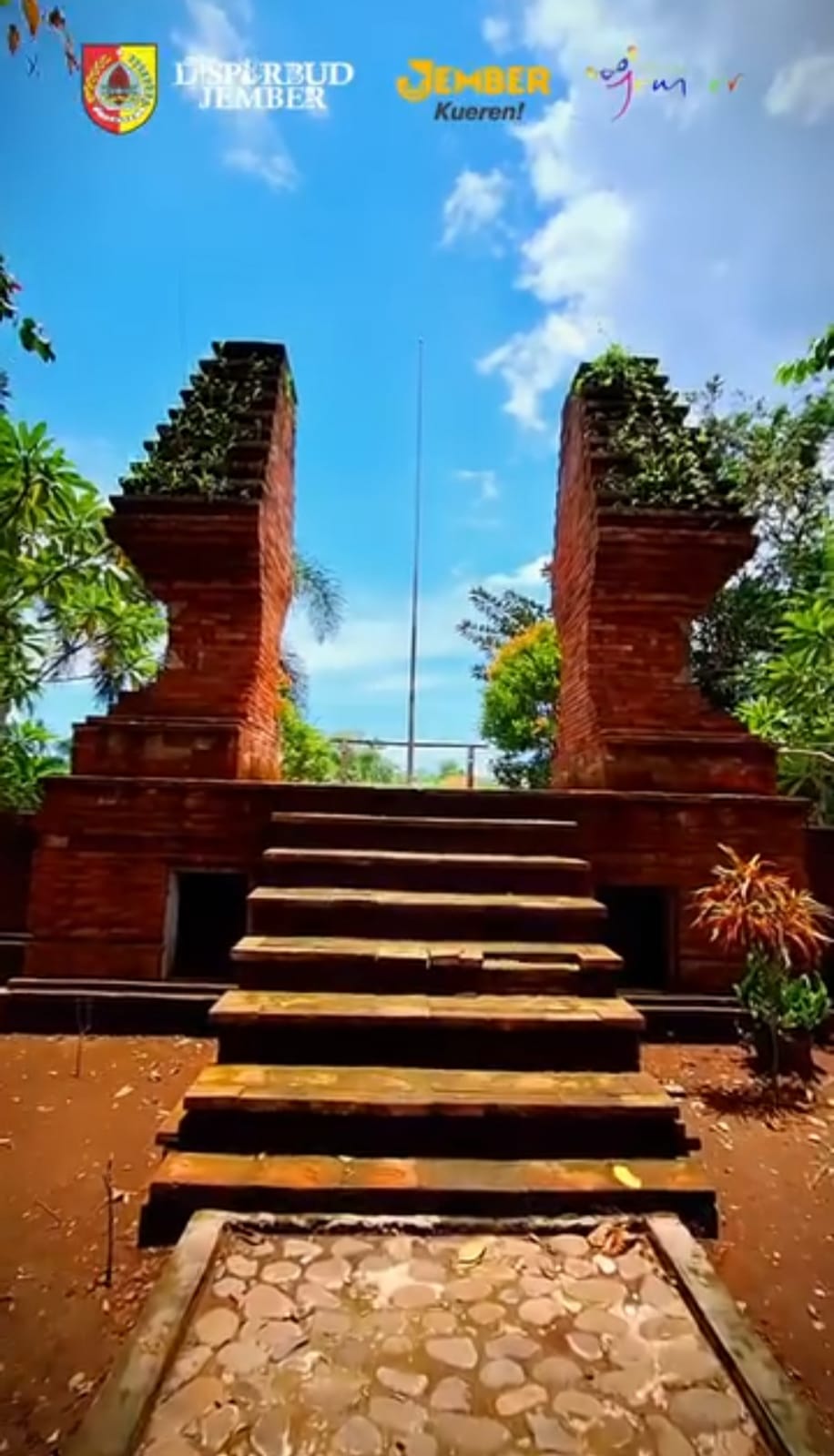 Foto: Gapura yang terdapat di Situs Beteng (Sumber: Instagram @pariwisatajember)