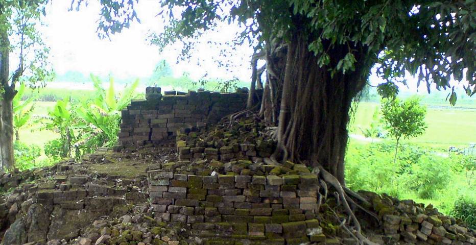 Foto: Candi Deres peninggalan Kerajaan majapahit yang kurang terawat (Sumber: Situs Resmi Pemkab Jember)