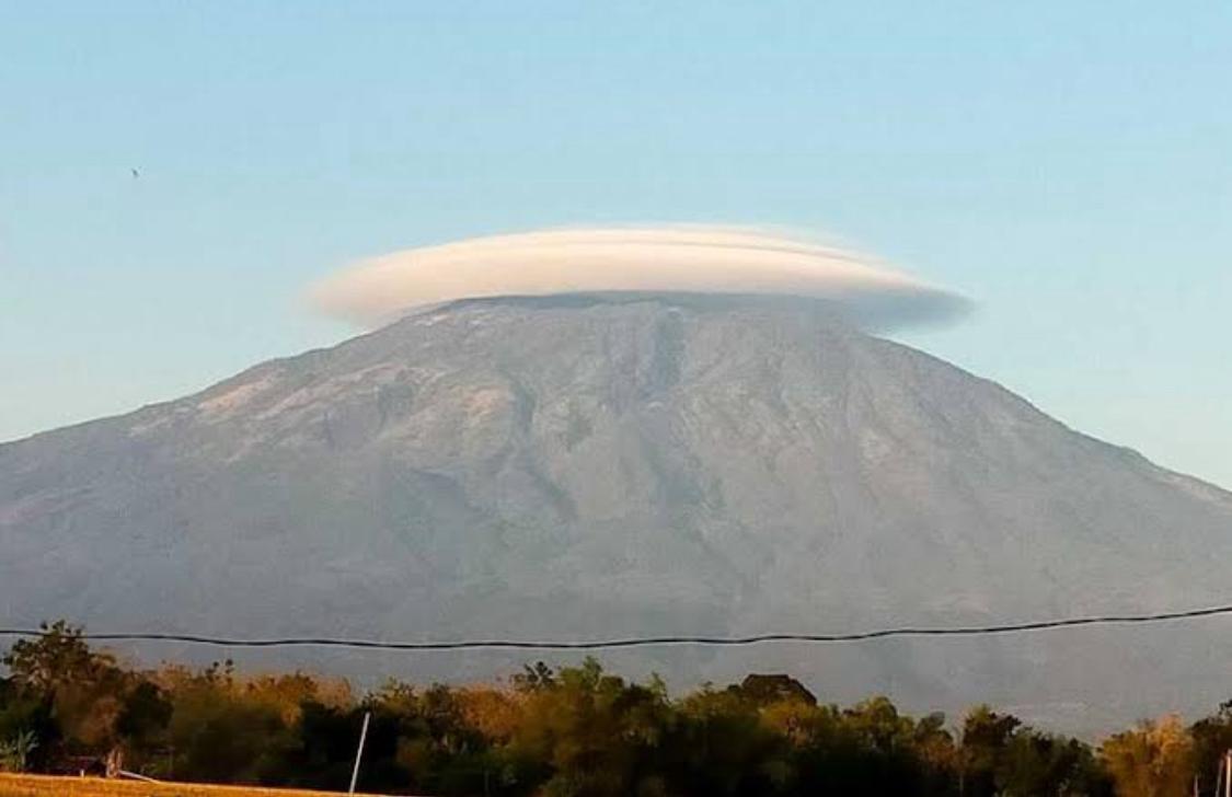 Dok Kompas: Gunung Lawu bertopi.