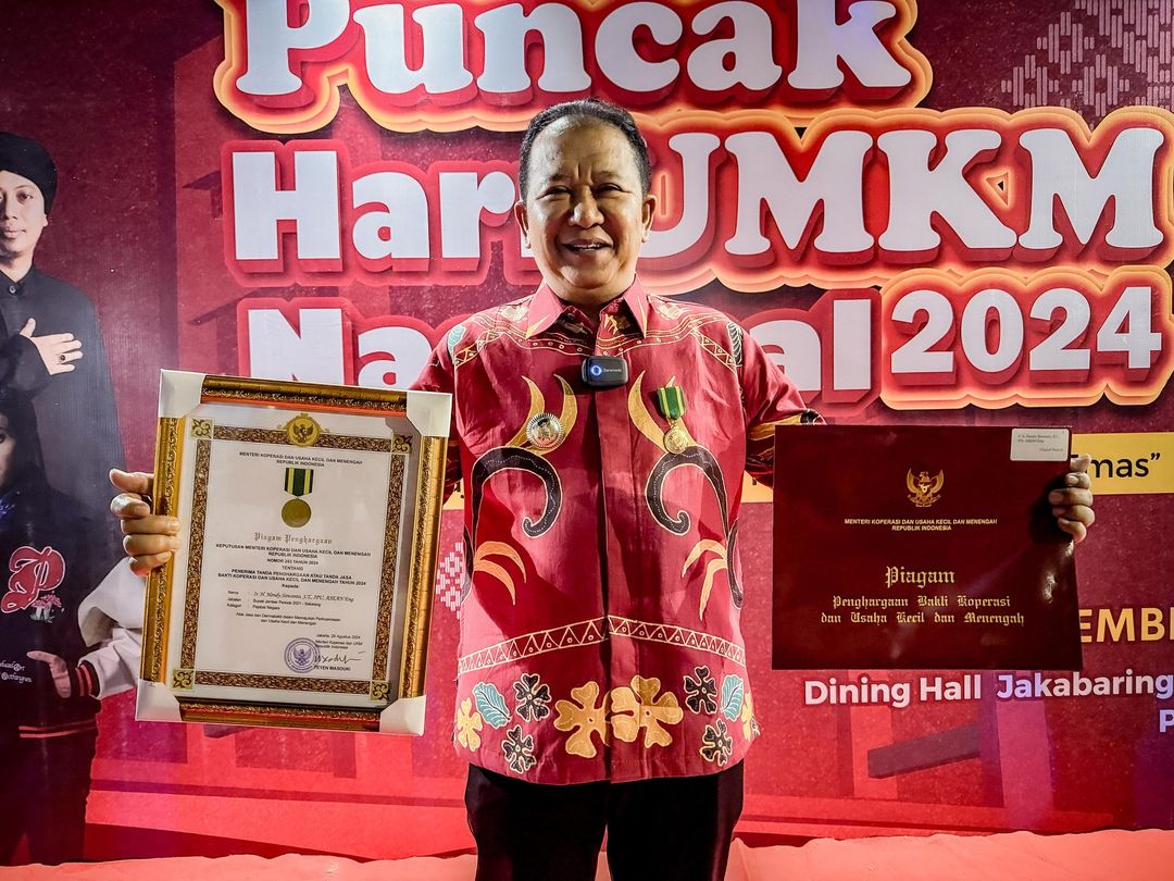 MEMBANGGAKAN: Bupati Jember Hendy Siswanto menunjukkan penghargaan Bakti Koperasi dan UKM 2024 di Kota Palembang, Kamis (5/9) malam.