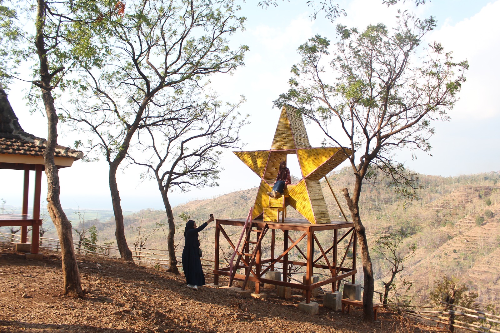 LEBAR: Penampakan mulut Goa Arak-arak atau Goa Mustajab dari atas bukit. (HAMIM MUBAROK)
