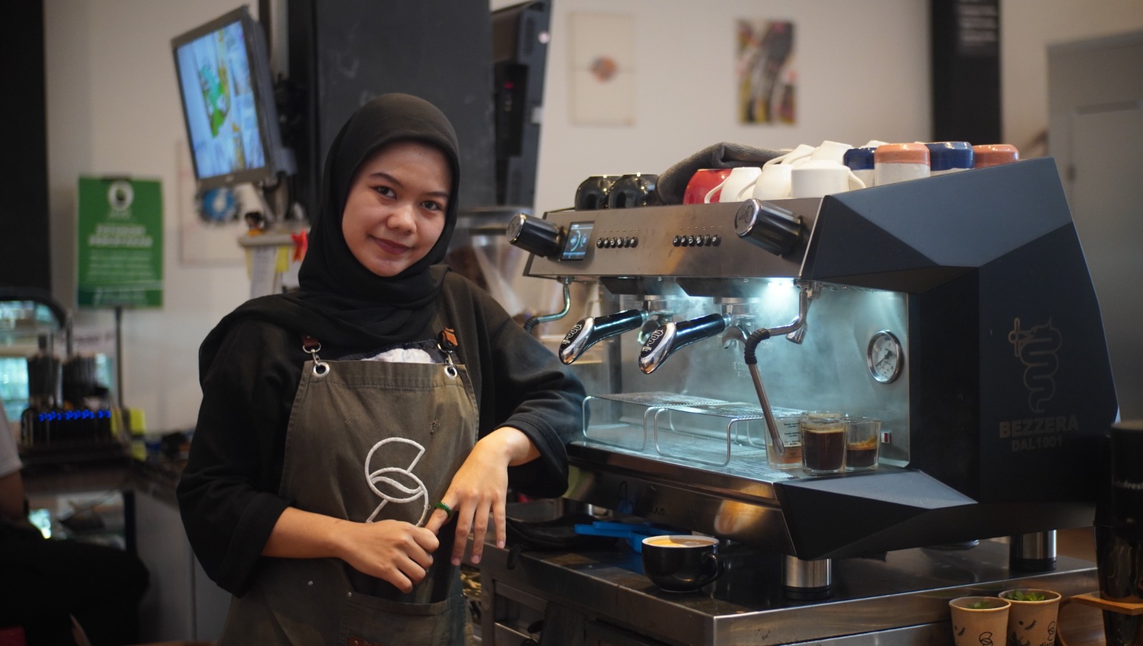 KHAS: Pratiwi Dwi Librana meracik kopi di Cafe Discus, Kelurahan/Kecamatan Sumbersari, kemarin (6/9).(YULIO FA/RADAR JEMBER)