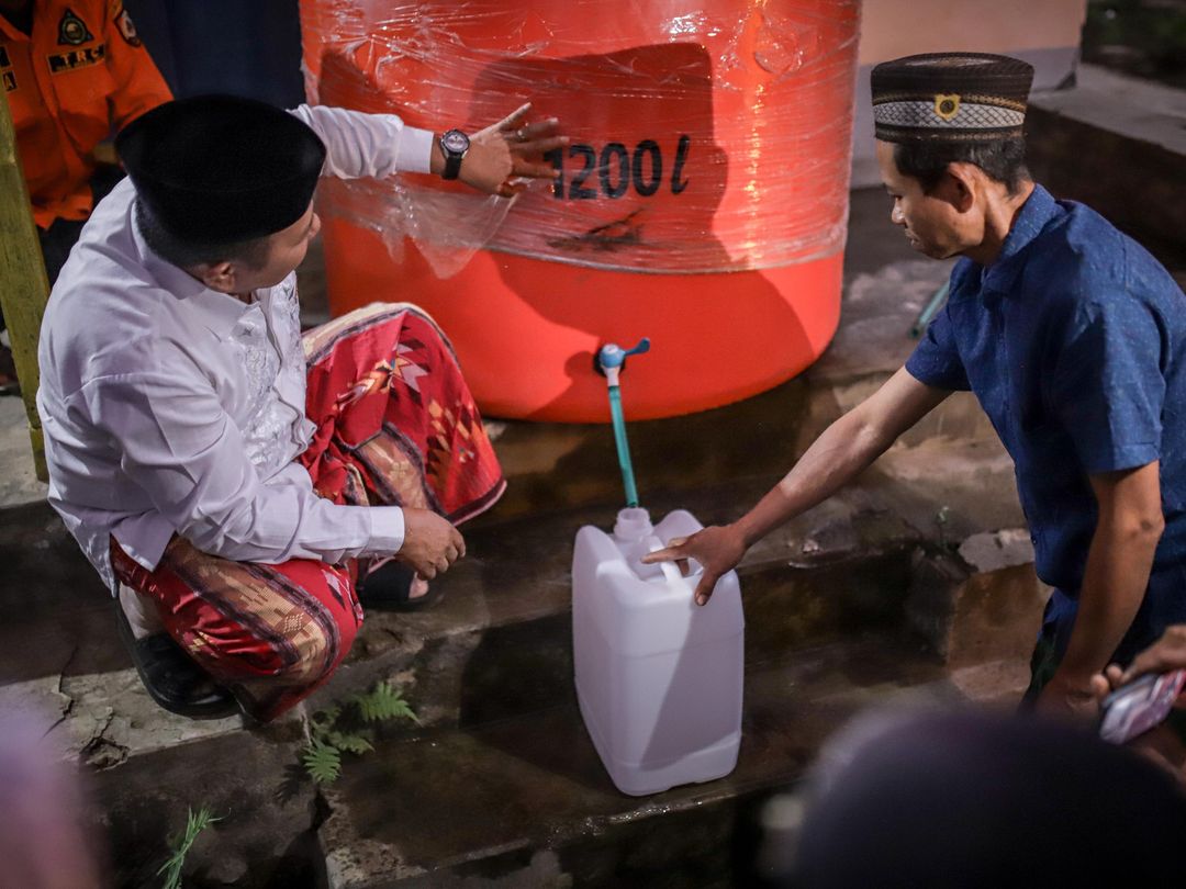 TURUN LANGSUNG: Bupati Jember Hendy Siswanto memberikan bantuan jeriken dan tandon air di Desa Selodakon, Kecamatan Tanggul, kemarin (9/9) pagi.