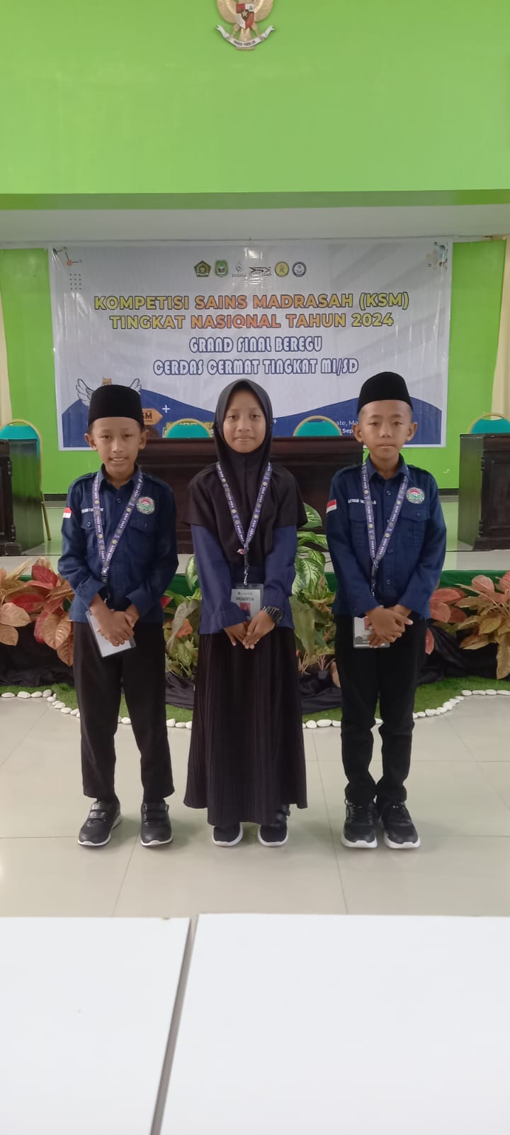 MEMBANGGAKAN: Dari kiri, Hamdan Fahmi Wafa, Aisyah Cintya Afira, dan Alfiyan Yazid Al Bustomy, santri MI Unggulan Nuris Jember yang meraih medali emas mewakili Jawa Timur