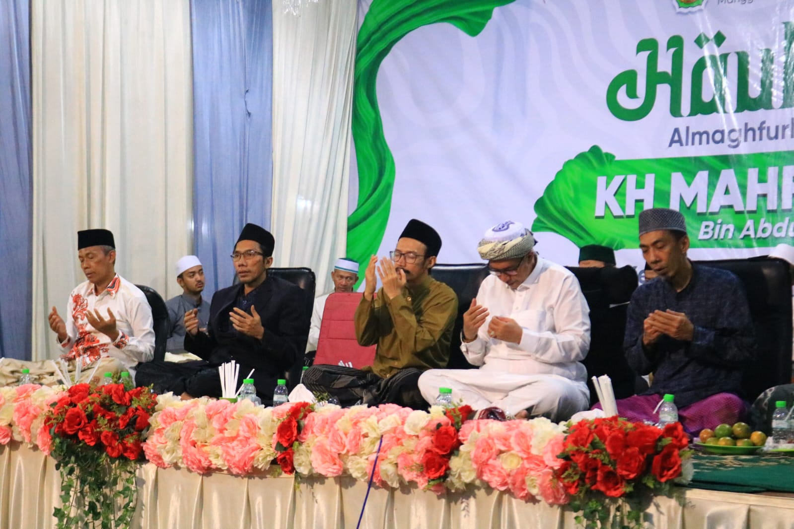 HORMATI KIAI: Drs Khusnul Khuluk (paling kanan) menghadiri haul ke-6 KH Mahfudz bin Abdul Hannan, Tanggul.