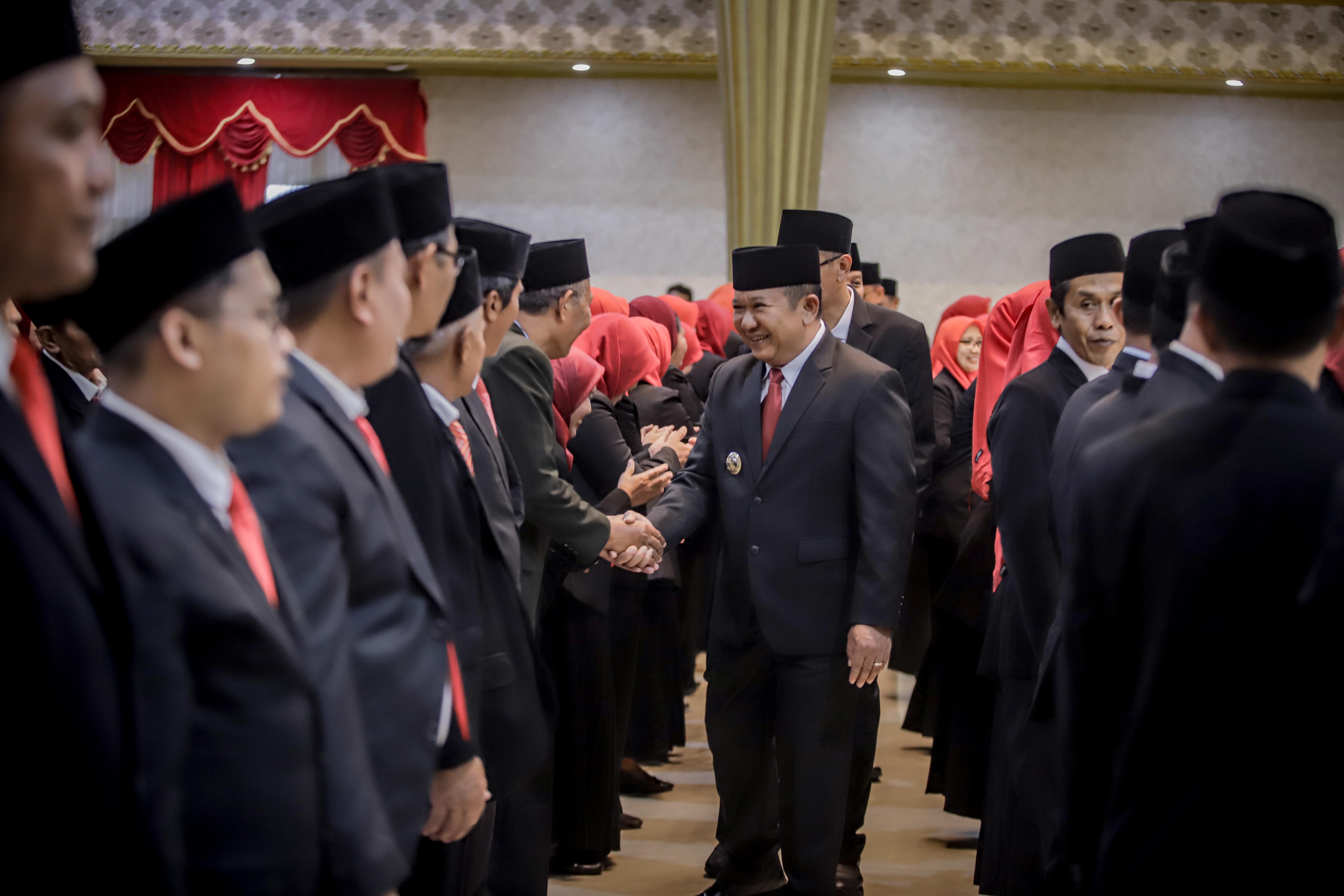 SIAP BERTUGAS: Bupati Jember Hendy Siswanto memberi selamat kepada ASN yang telah dilantik sebagai pejabat fungsional, Senin (9/9) pagi.