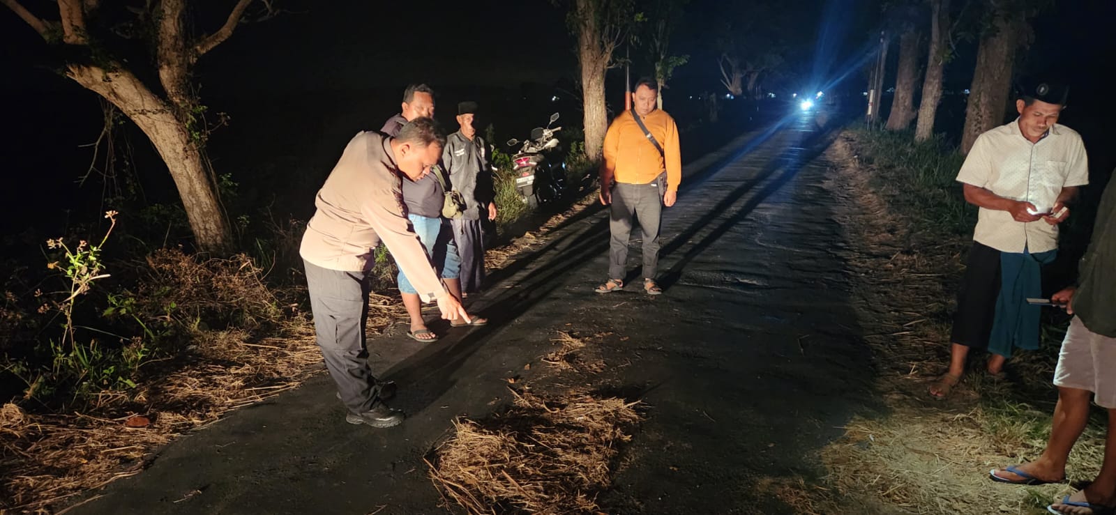 OLAH TKP: Polisi melakukan olah TKP di lokasi tempat korban dibacok oleh dua begal di jalan bulakan Jatisari, Dusun Krajan, Desa Wonorejo, Kecamatan Kencong, Selasa (10/9) malam. (JUMAI/RADAR JEMBER)