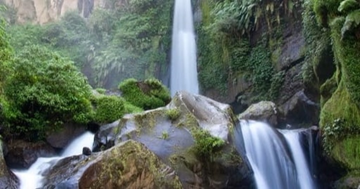 Foto: Nuansa kesejukan air terjun Coban Talun di Kota Batu (Sumber: Situs resmi Perhutani)