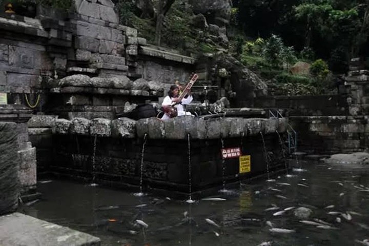 Foto: Ritual menjelang malam 1 Suro (Sumber: Radar Mojokerto)
