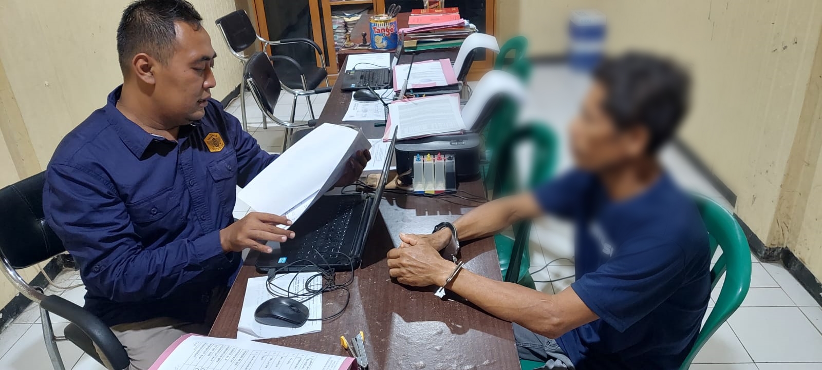 TEGA: Tersangka, seorang ayah tiri yang nekad menggauli putrinya ketika sedang diperiksa pihak kepolisian. (JUMAI/RJ)
