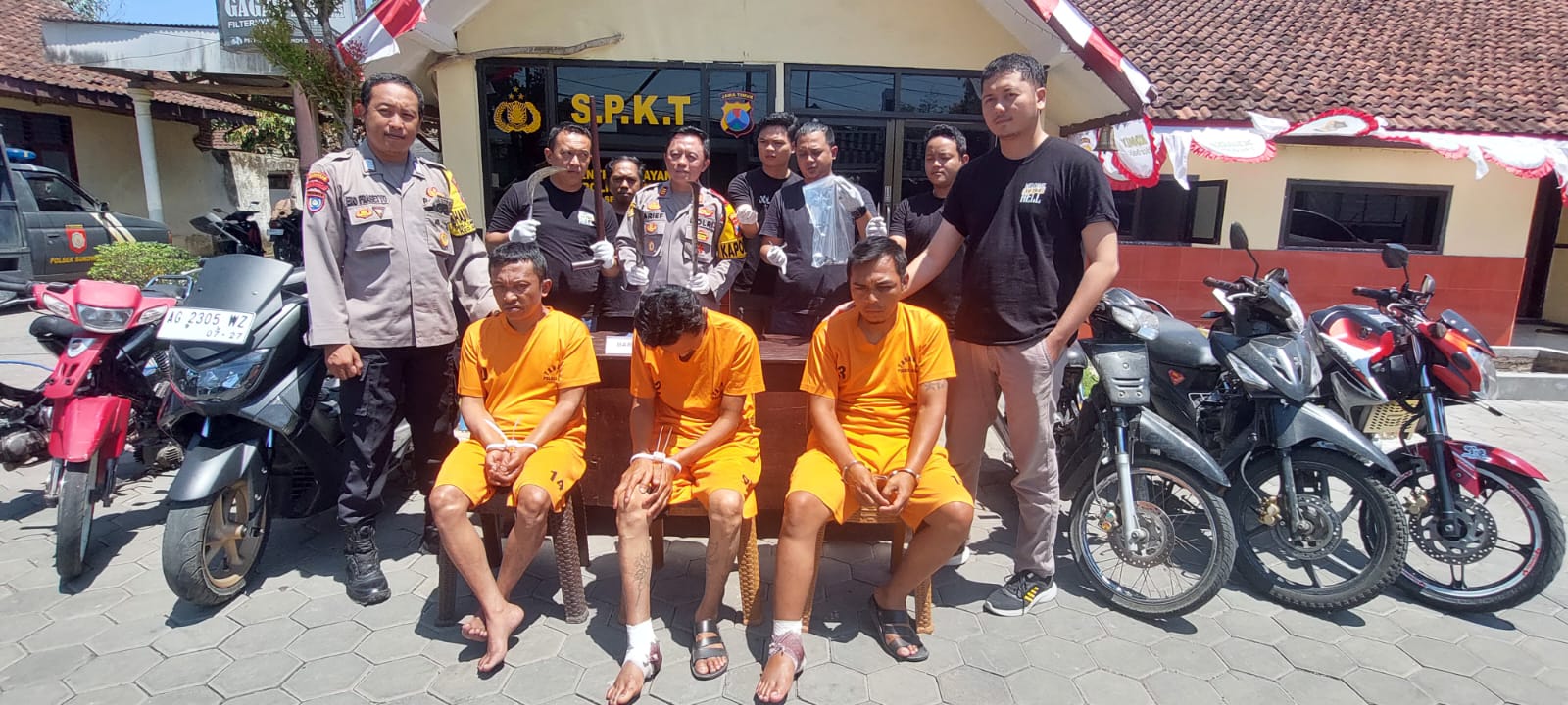DITEMBAK: Tersangka dan penadah sepeda motor curian di wilayah hukum Polsek Sukowono dibekuk polisi. Dua di antaranya ditembak karena melawan. (JUMAI/RJ)