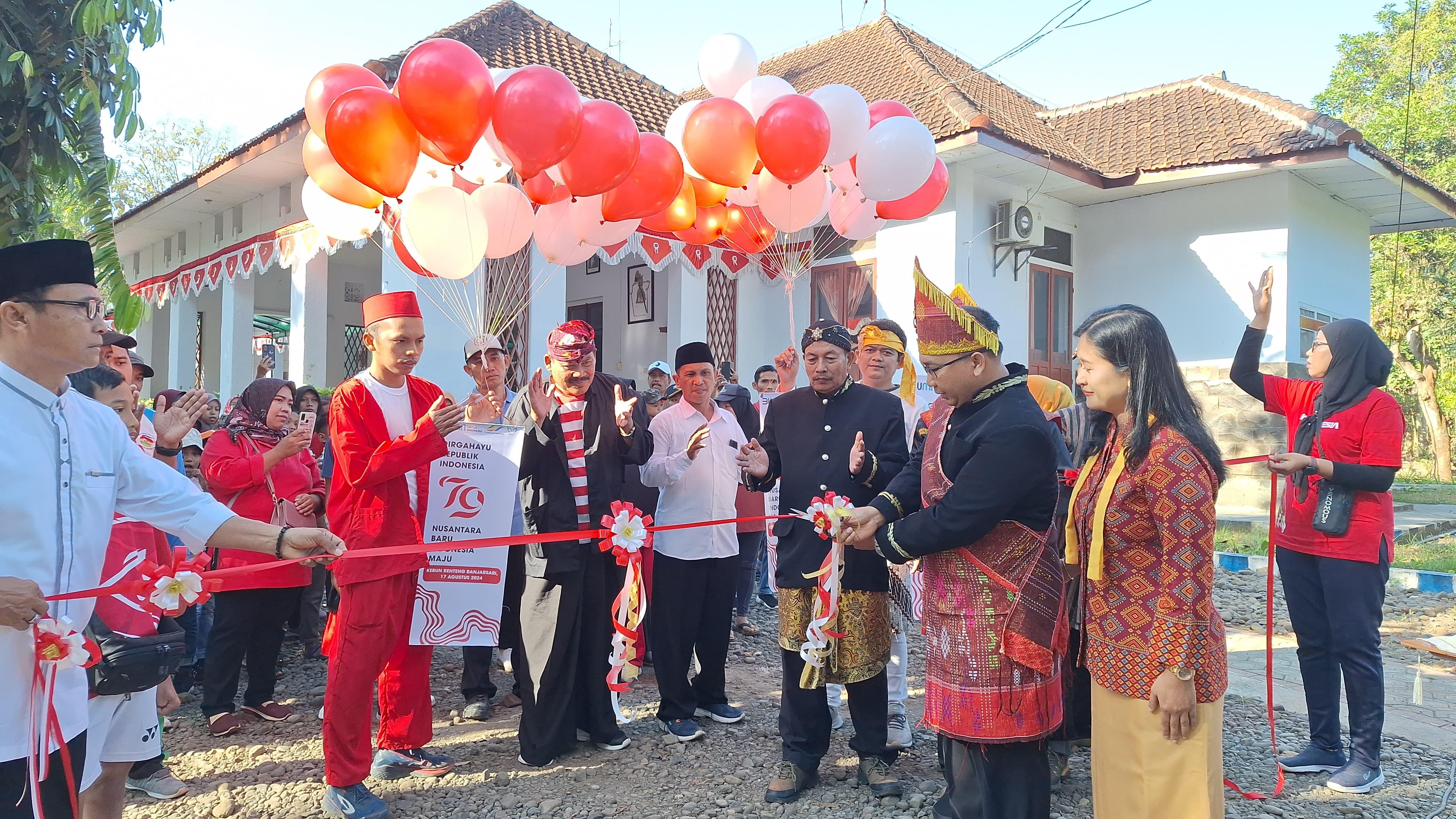 DIBUKA: Koordinator Manajer Kebun Wilayah Jember Benny Hendricrianto SP memotong pita sebagai tanda event HUT Ke-79 RI PTPN I Regional 5 dimulai.