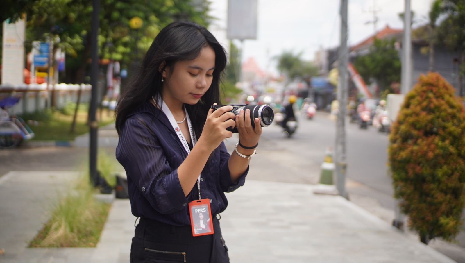 MENIKMATI PROSES: Gloria Puspa, mahasiswi Fakultas Hukum Universitas Jember yang aktif di dunia tulis-menulis dan lembaga pers mahasiswa.(YULIO FA/RADAR JEMBER)
