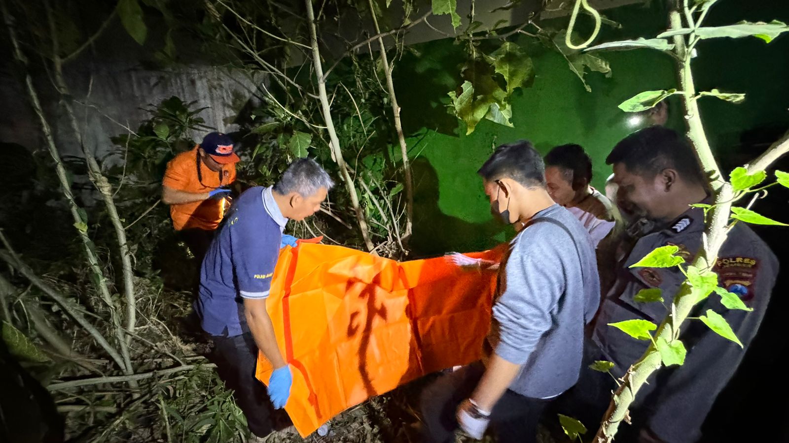 DIEVAKUASI: Polsek Kaliwates bersama Tim Inafis Polres Jember melakukan identifikasi mayat yang diduga mengakhiri hidupnya dengan meloncat dari gedung setinggi puluhan meter. (POLSEK KALIWATES)