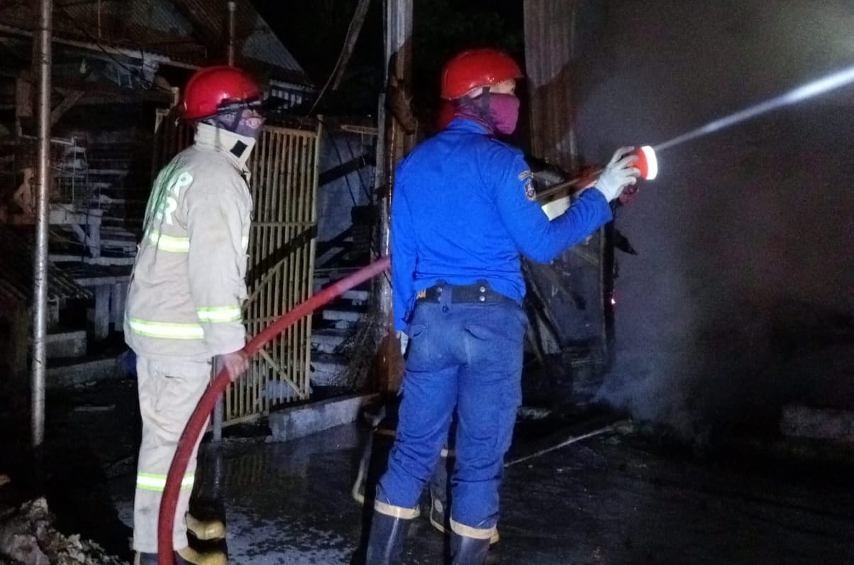 PADAMKAN API: Personil dari petugas mobil damkar Posko Ambulu saat melakukan pemadaman kandang ayam milik Safiudin, di Desa Gumelar, Kecamatan Balung.&nbsp;
