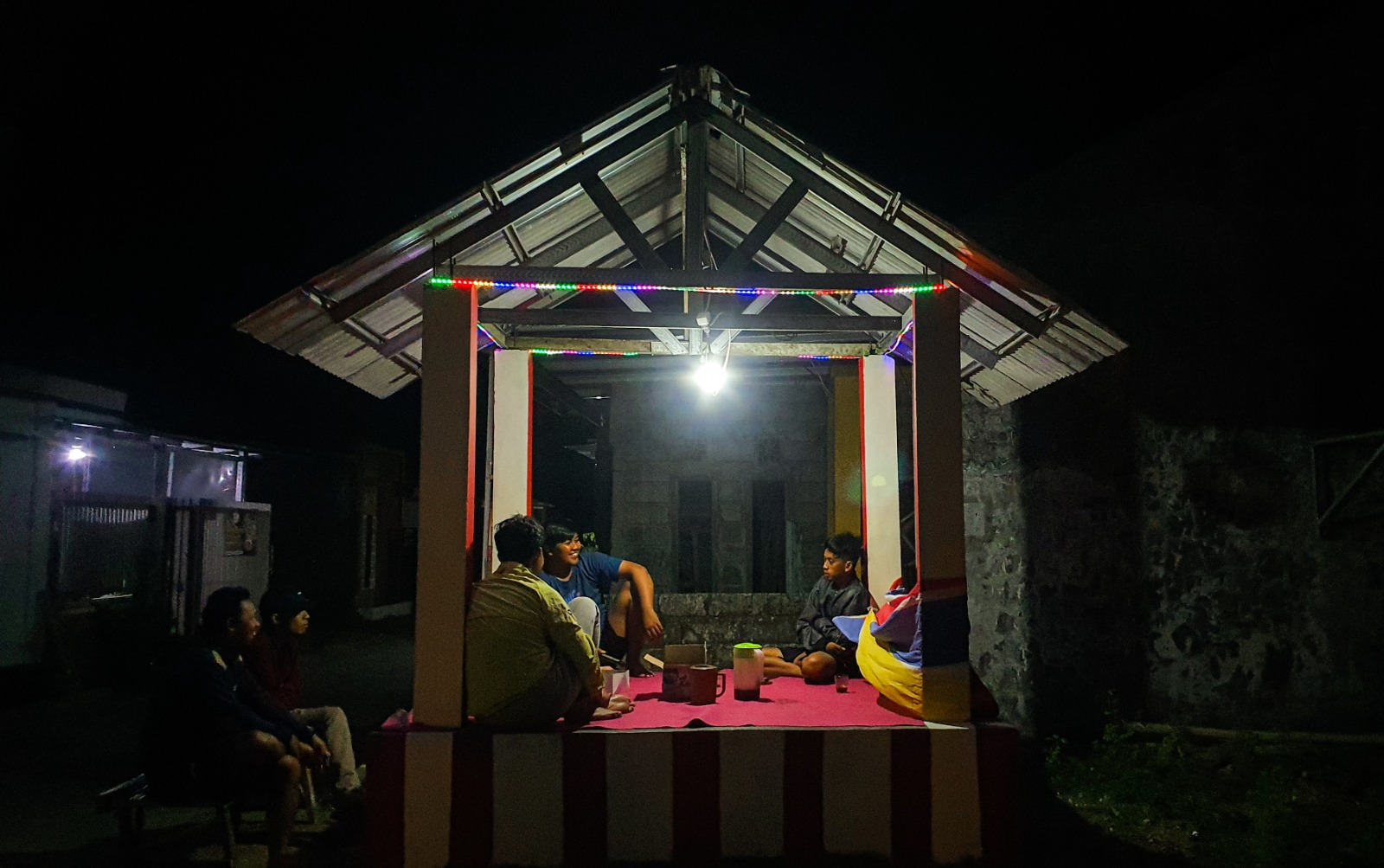 GUYUB: Kegiatan siskamling jadi ajang komunikasi warga setempat. (AZZQAL AZQIYA&rsquo;/RADAR JEMBER)
