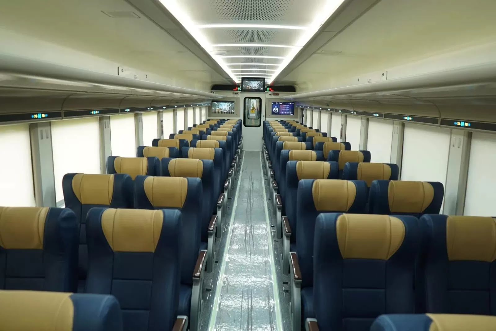 Foto: Rangkaian terbaru Kereta Api Logawa kelas ekonomi stainless steel (Sumber: Radar Banyuwangi)
