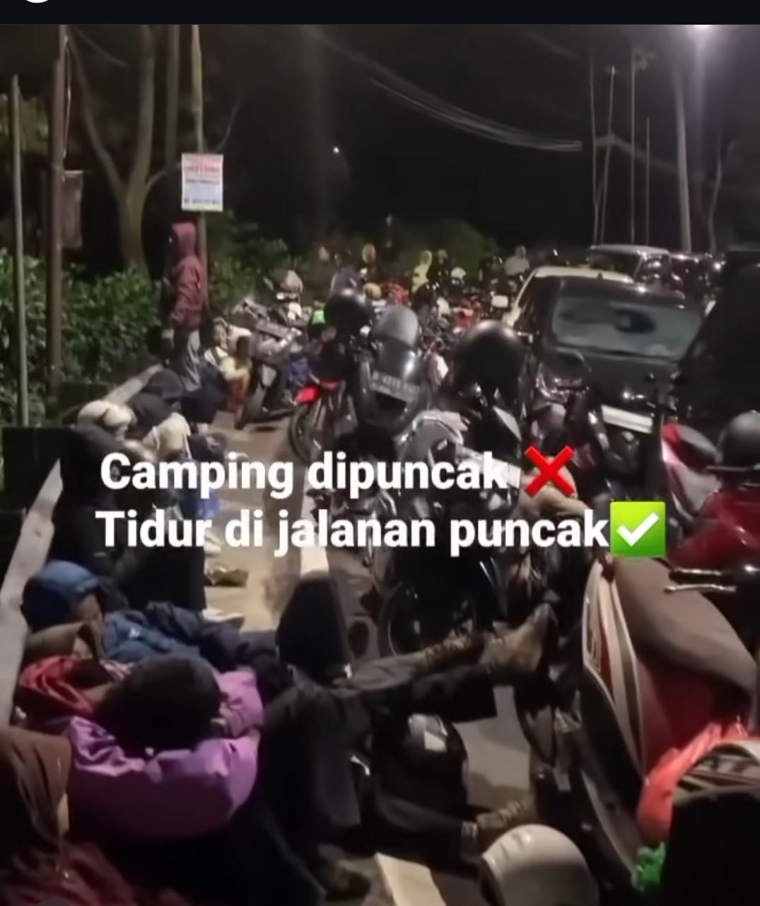 Sejumlah wisatawan di puncak bogor memilih tidur dijalan saat macet panjang.