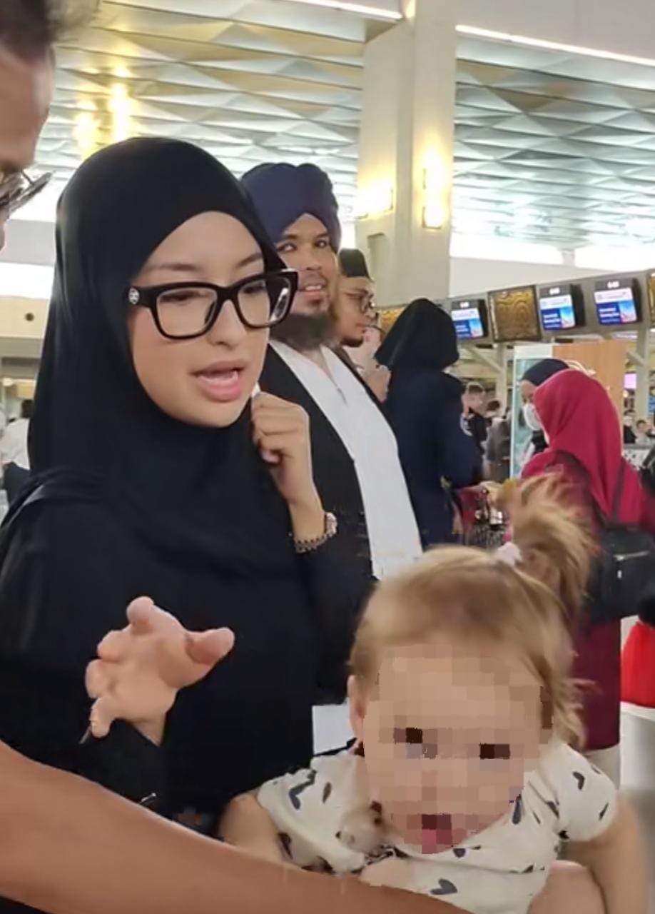 Jennifer Coppen saat bertemu di bandara Soetta akan melakukan penerbangan ke Mekkah.