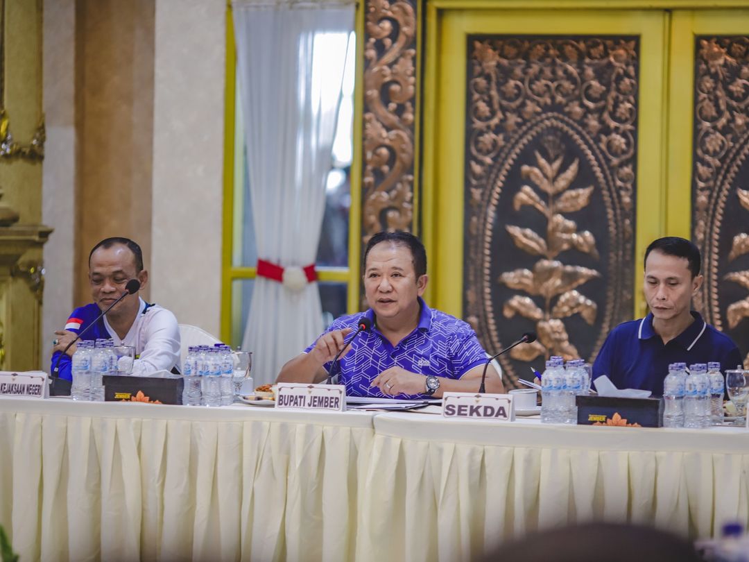 BERI ARAHAN: Bupati Jember Hendy Siswanto (tengah) memimpin rapat Si Rambo di Pendapa Wahyawibawagraha, kemarin (18/9) pagi. Dalam acara tersebut bupati juga berpamitan.