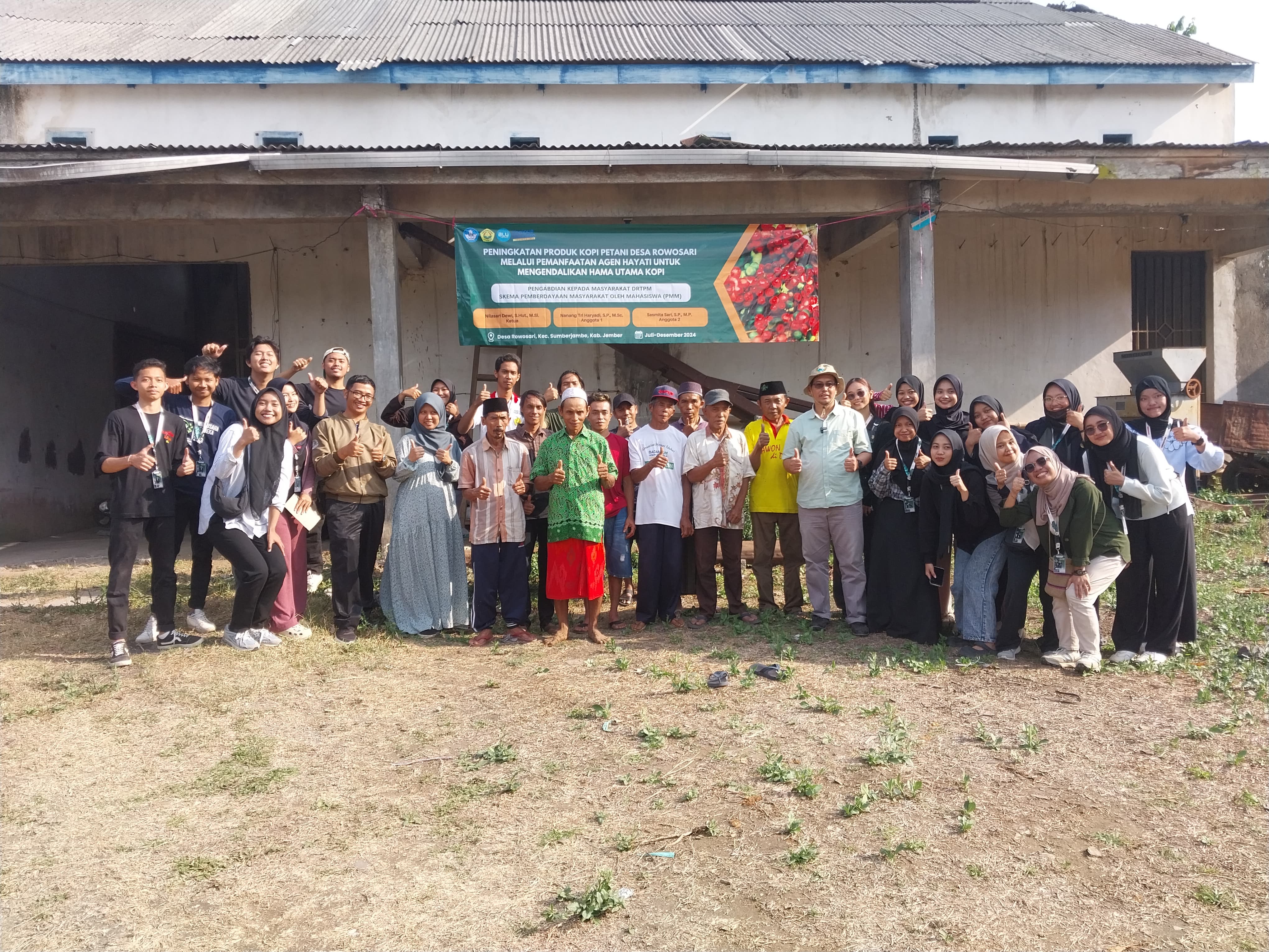 BERBAGI PENGETAHUAN: Para mahasiswa dan dosen seusai memberikan pelatihan kepada petani di Desa Rowosari, Sumberjambe, Jember, belum lama ini.