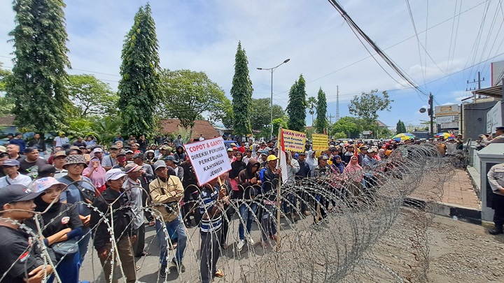 TUNTUT UPAH: Massa buruh melakukan demonstrasi di depan kantor PDP Jember (18/9). Mereka menuntut agar menaikkan upah buruh perkebunan.(ABDUL SYAKUR HILMY/RADAR JEMBER)