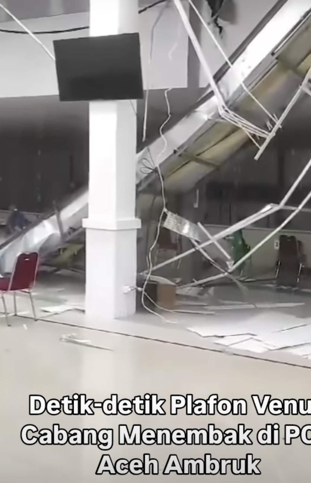 Hasil tangkap layar saat plafon venue Cabor menembak di PON XXI ambruk akibat hujan deras.