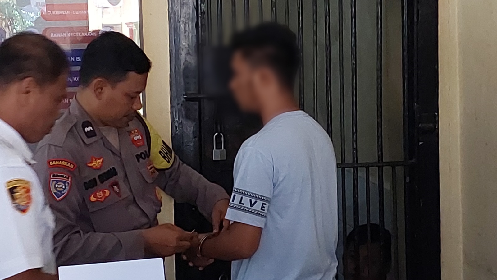 DIAMANKAN: Muhammad Rudi Mulyono, warga Dusun Karangsono, Desa Tanjungrejo, Kecamatan Wuluhan, ditetapkan sebagai tersangka kasus pencabulan sesama jenis dan diperiksa di Polsek Wuluhan. (JUMAI/RJ)