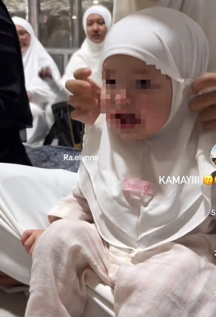 Kamari saat menunaikan ibadah Umroh bersama Jennifer Coppen.