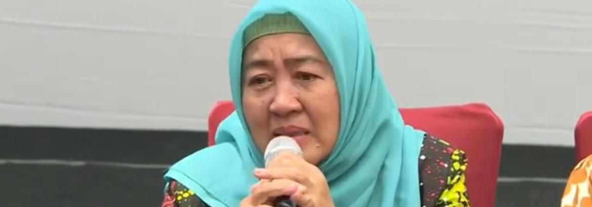 Ibu Almarhum Dokter Aulia saat menghadiri konferensi pers.