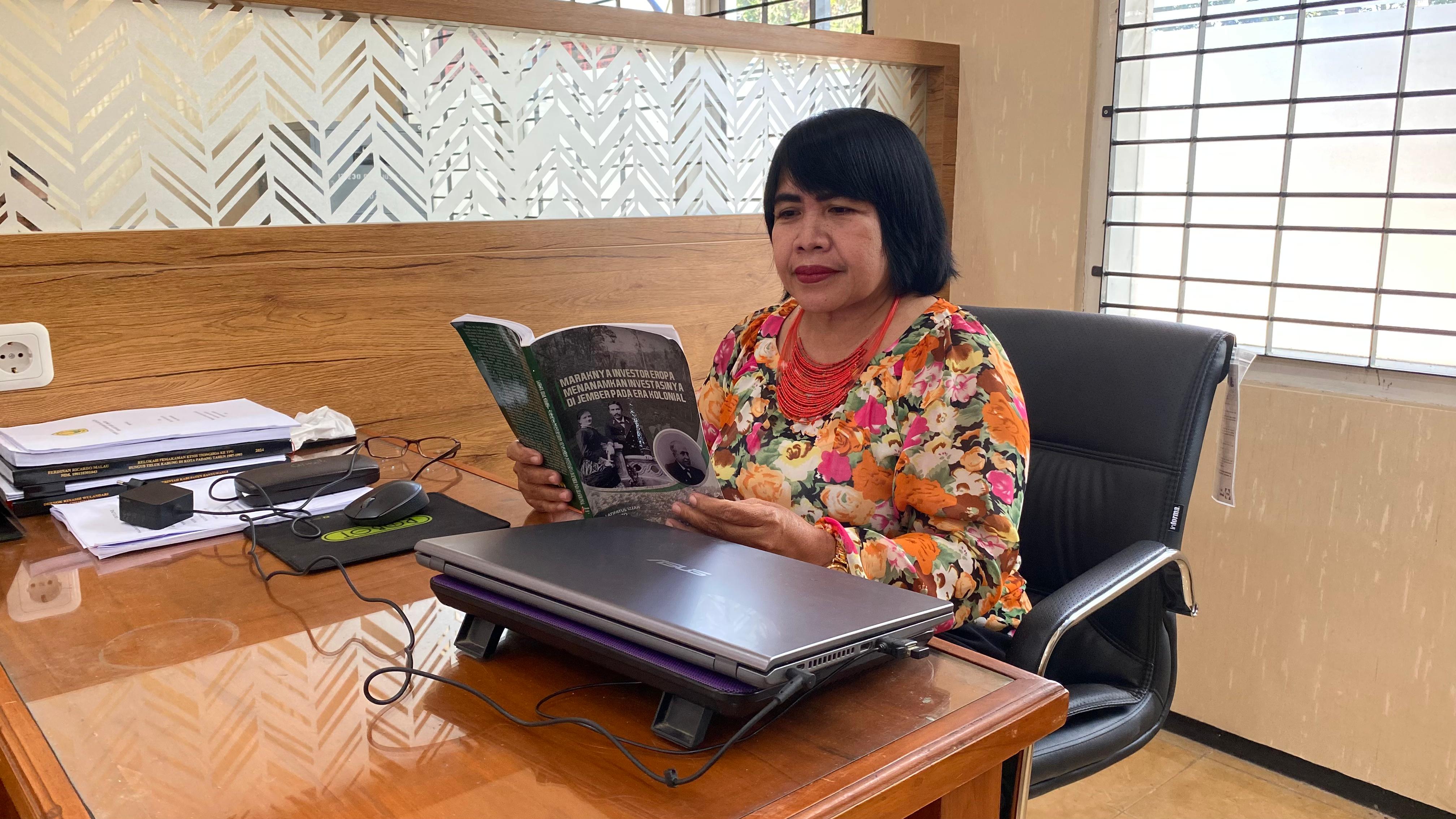 BERIKAN KOMENTAR: Dosen Program Studi Ilmu Sejarah, Fakultas Ilmu Budaya (FIB) Universitas Jember (Unej) Latifatul Izzah. (VINGKY MUHAMMAD/RADAR JEMBER)