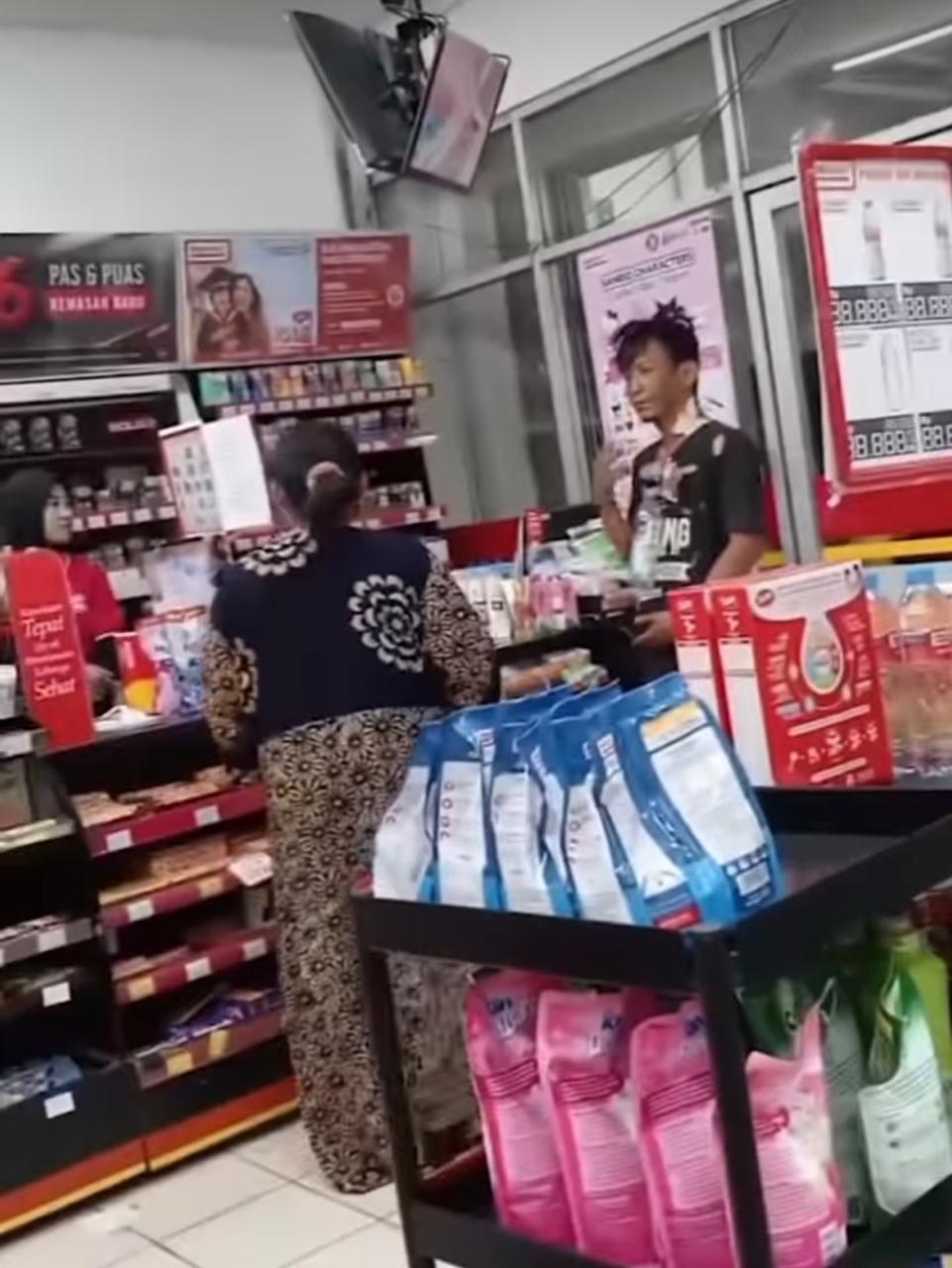 Aksi ODGJ masuk minimarket minta rokok.